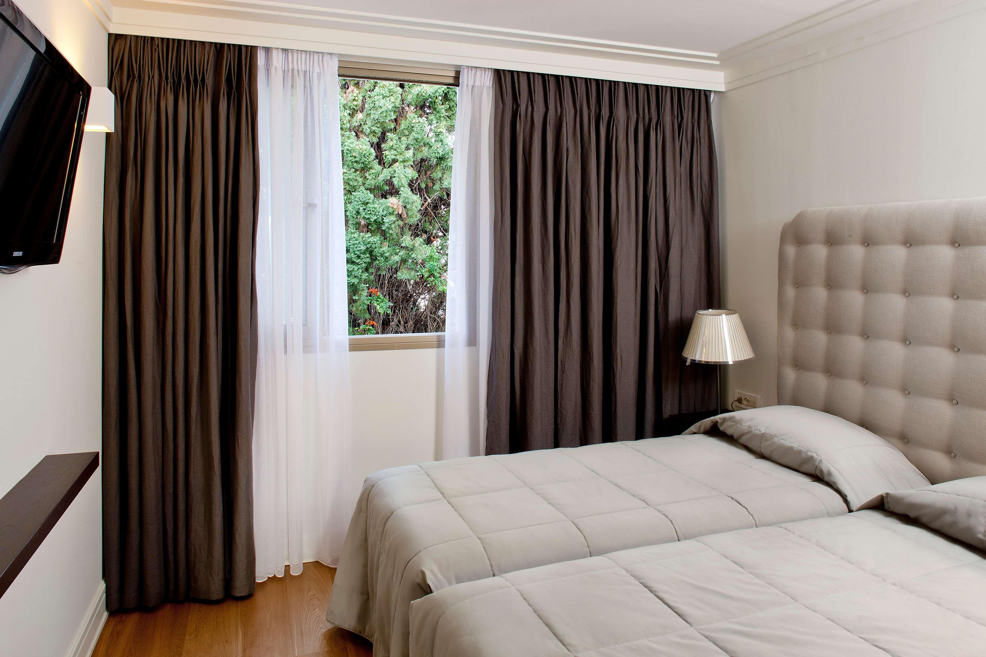 Kontokali Bay Resort & Spa Exterior foto A bedroom with curtains