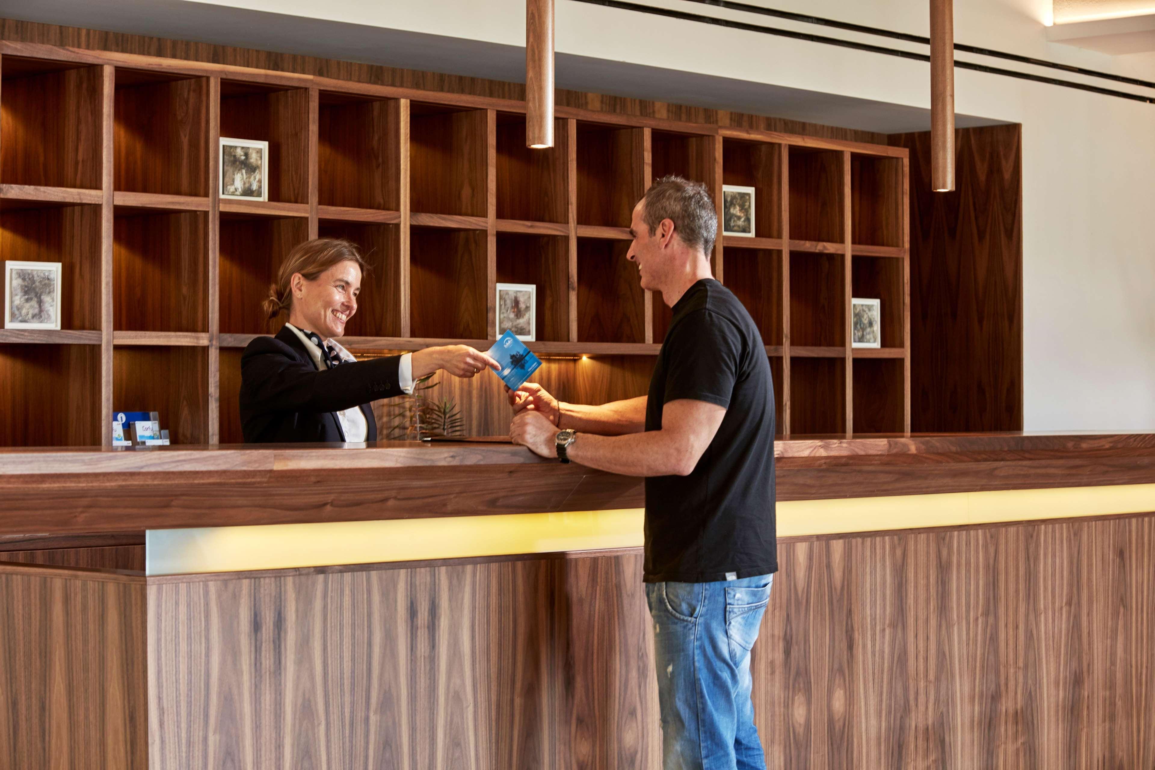 Kontokali Bay Resort & Spa Exterior foto A hotel receptionist