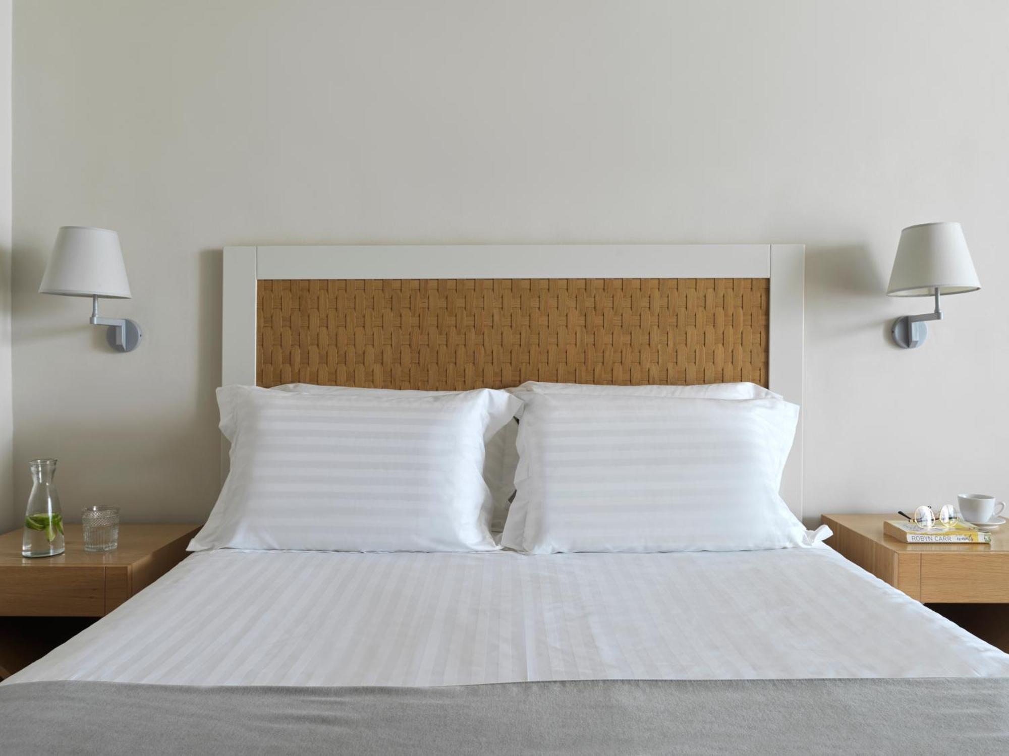 Kontokali Bay Resort & Spa Exterior foto A bed with white sheets